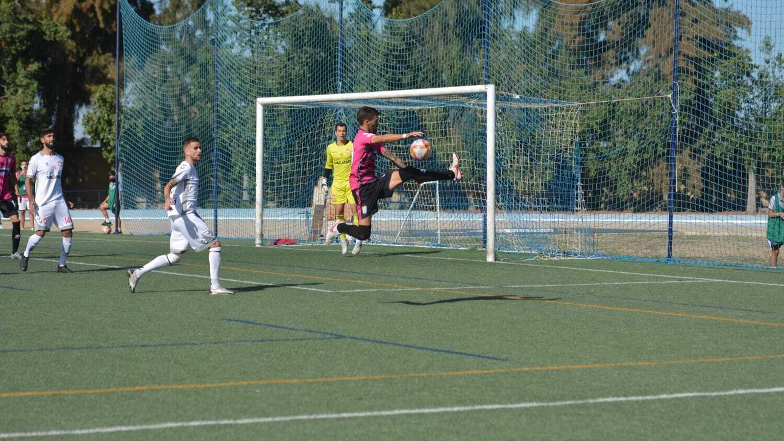 Juanito controla en el área local.