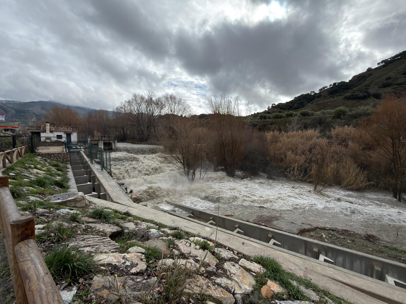 Las fotos de la previa de la borrasca Leonardo: nieve en Prado Negro y el río Genil en Granada, crecido