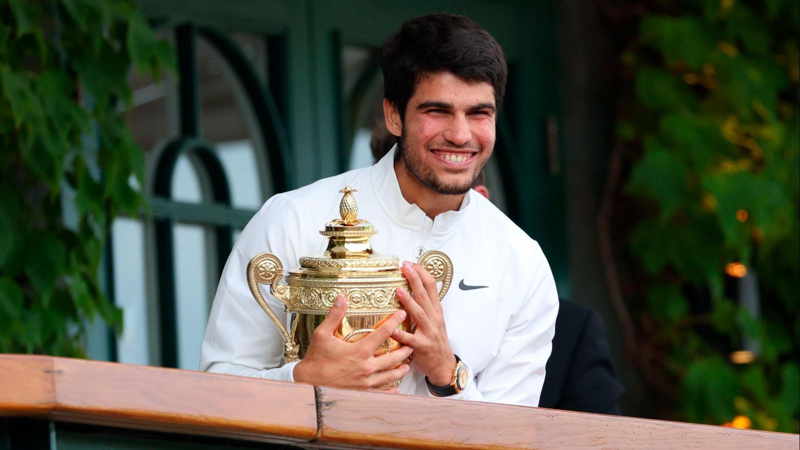 Alcaraz con el trofeo de Wimbledon 2023
