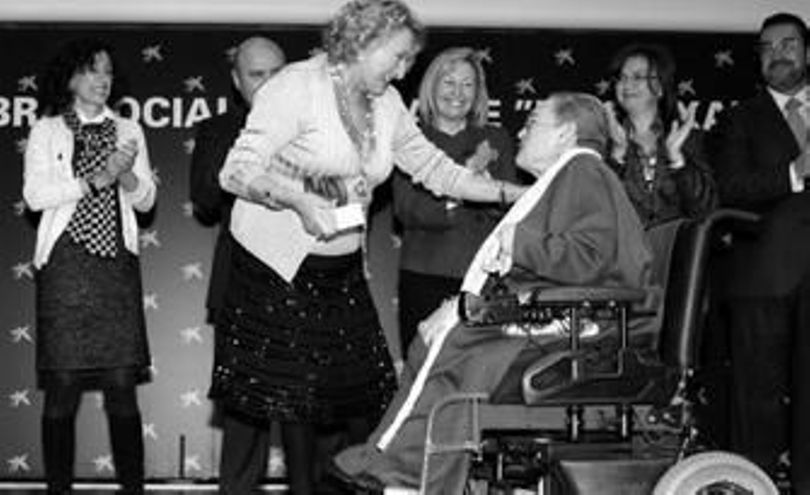 María Ángeles Cózar recibe el premio en Madrid. A la izquierda de la imagen, la ministra Mercedes Cabrera.