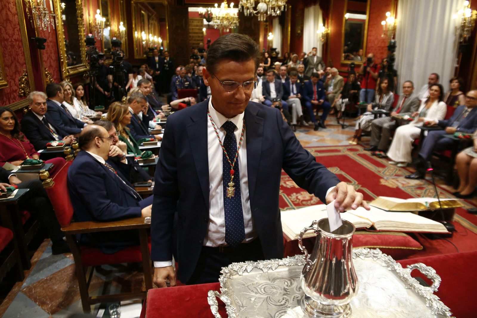 Las imágenes de la jornada de constitución del Ayuntamiento de Granada