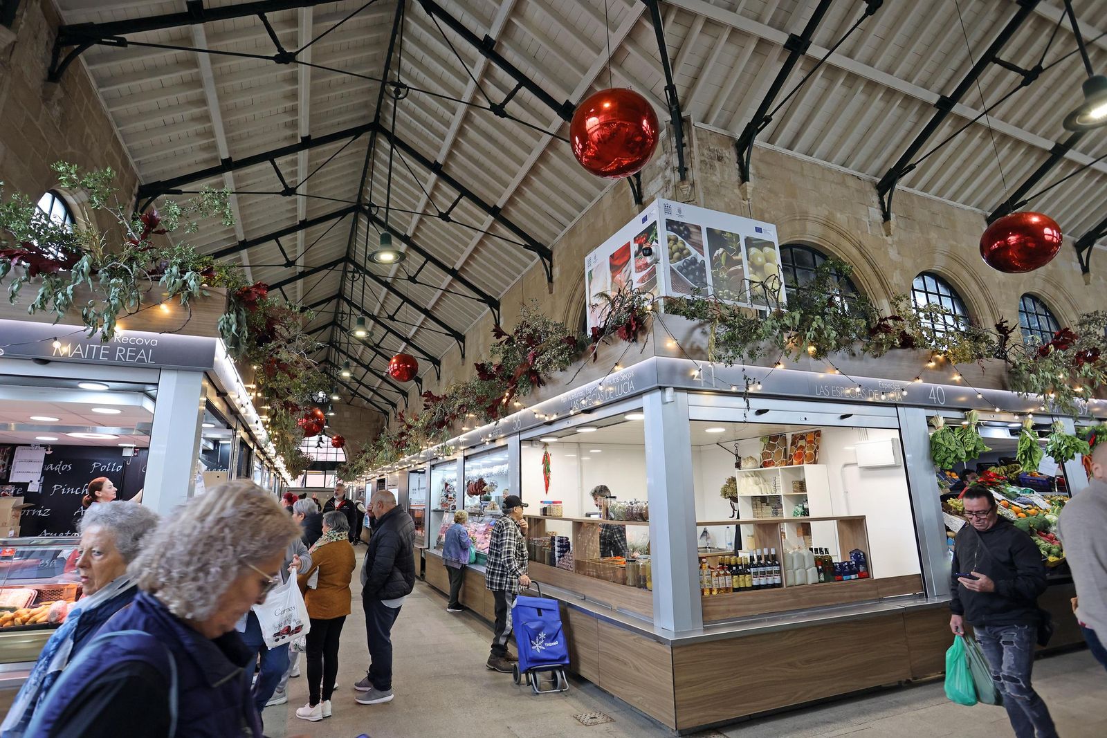 Ésta es la decoración navideña del mercado central de Jerez
