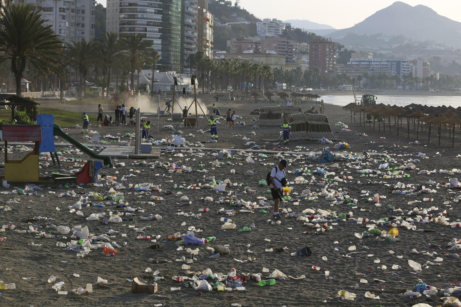 Las fotos de la basura en las playas de Málaga tras San Juan