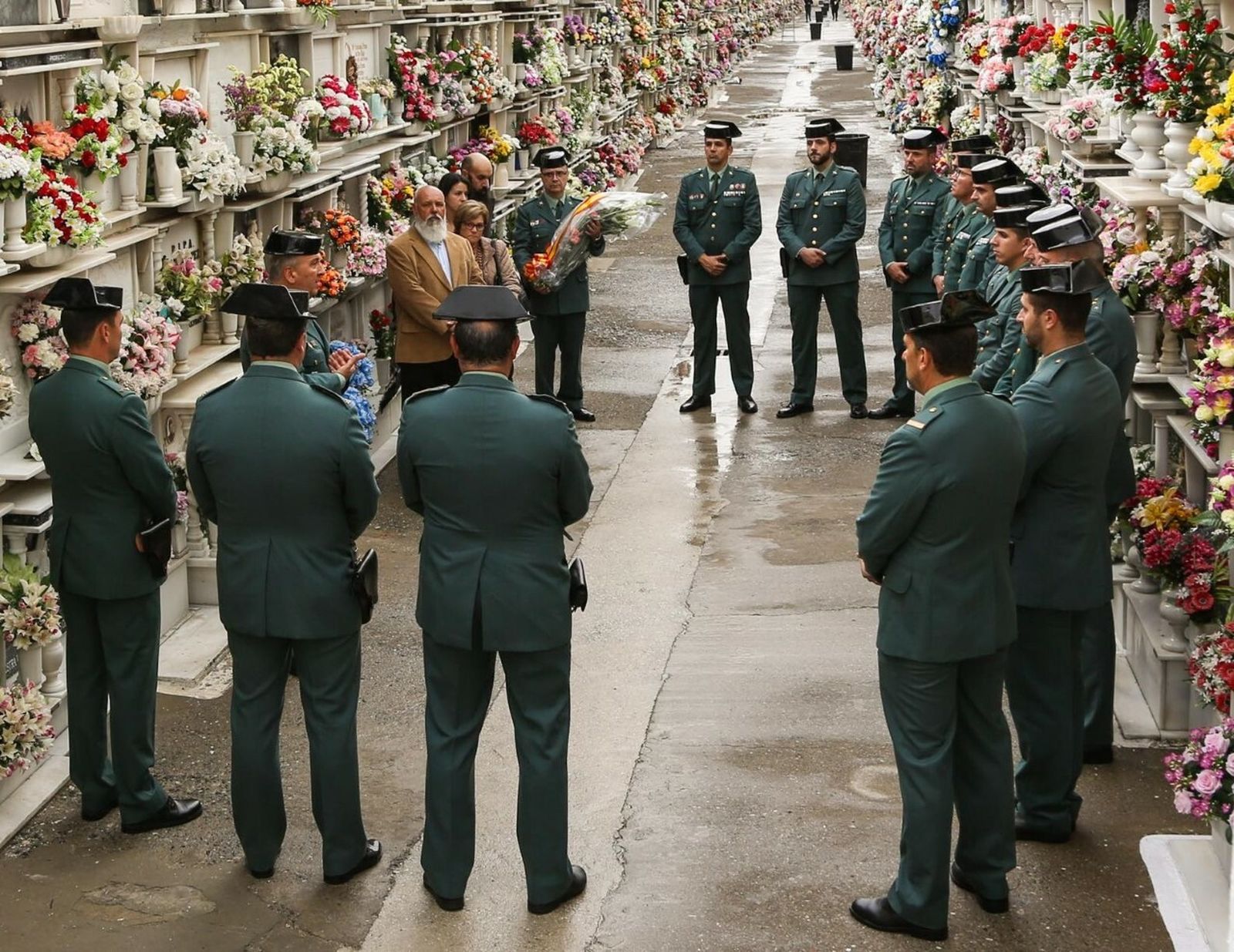 El coronel se dirige a los mandos y familiares en el camposanto algecireño.