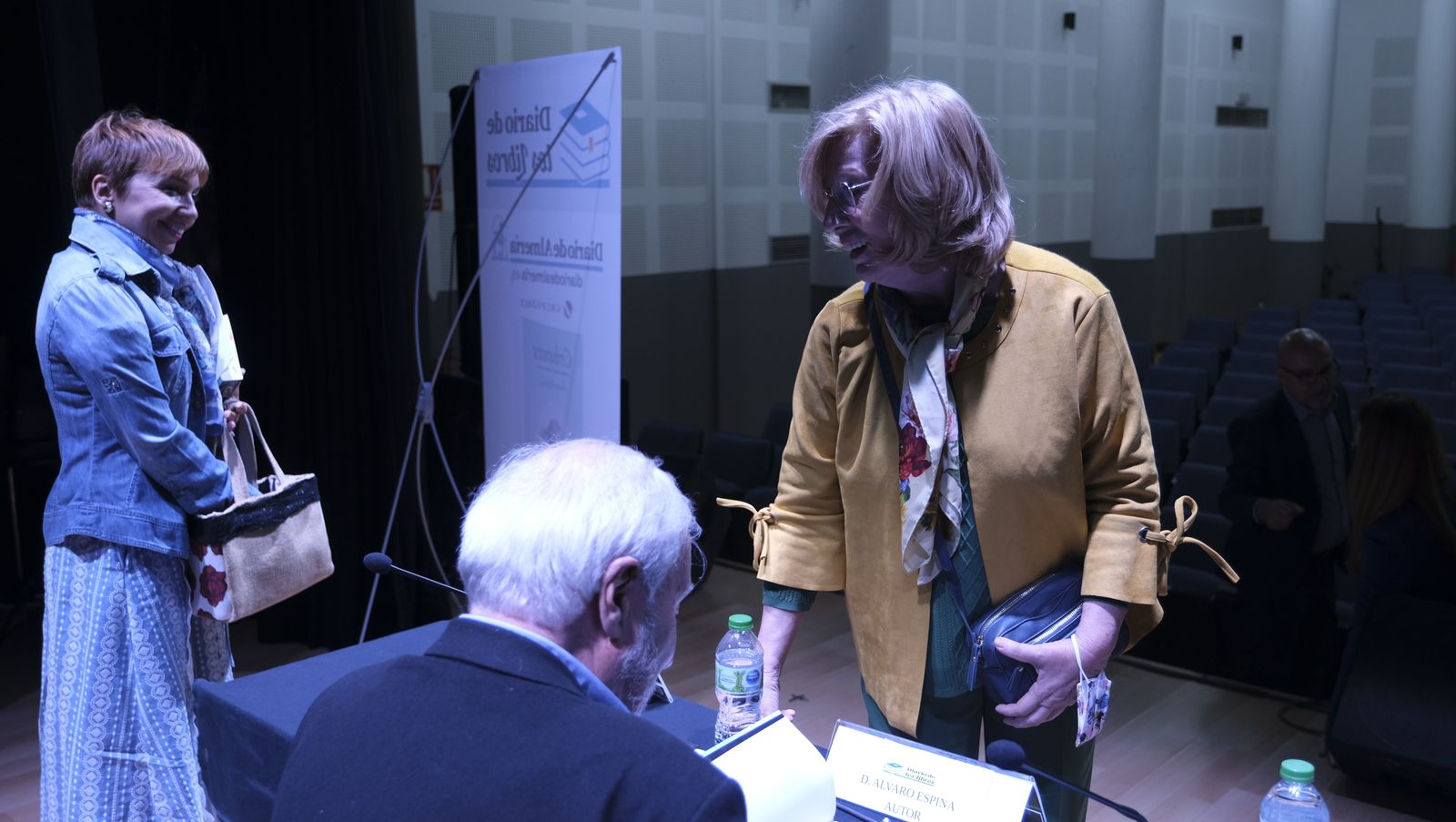 Imágenes del Diario de los Libros, con el escritor Álvaro Espina. Almería.