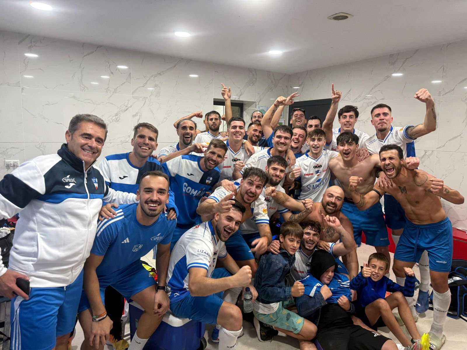 Loja CD celebra su victoria.