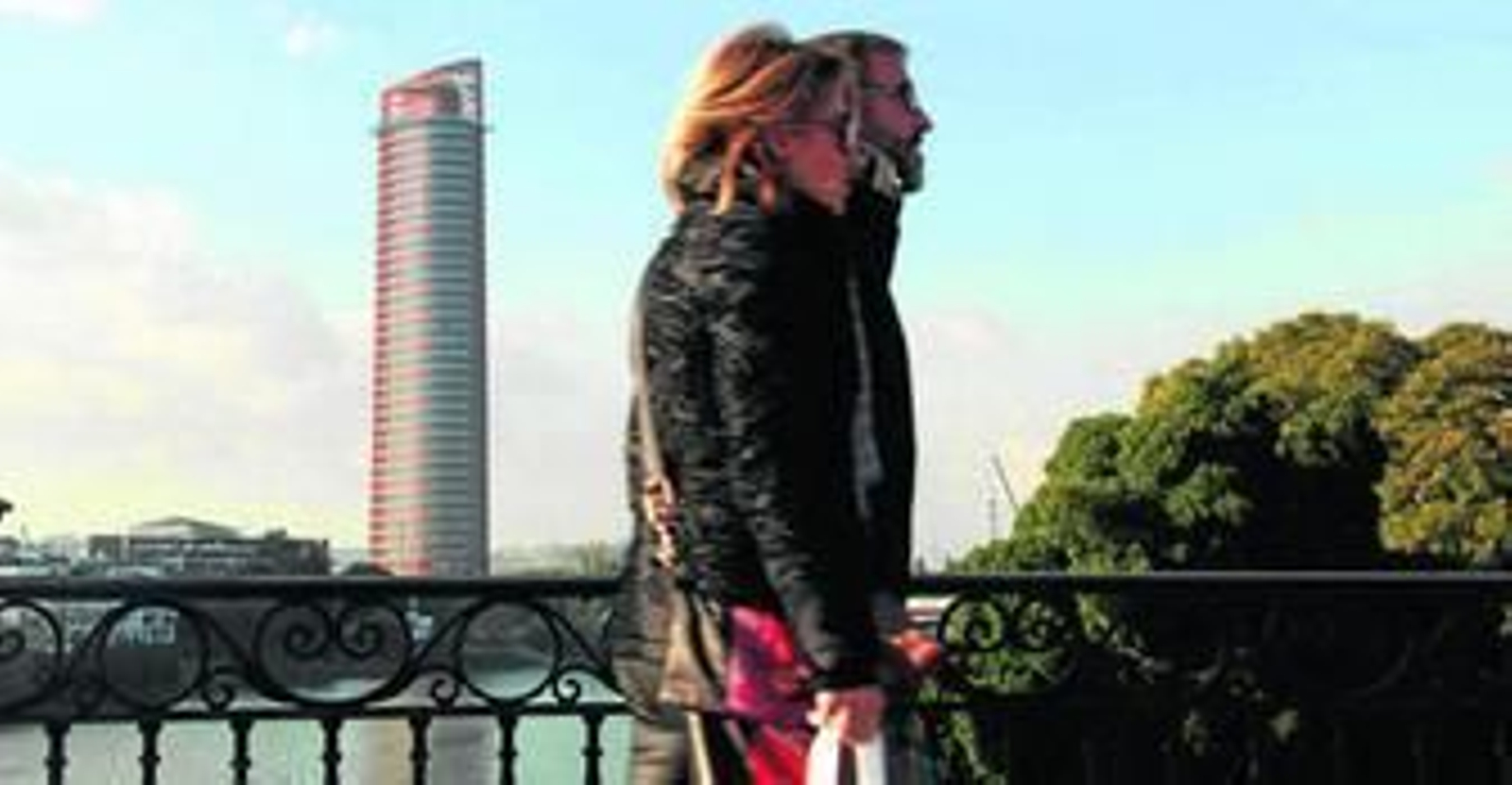 El rascacielos de la Cartuja visto desde el Puente de Triana, ayer.