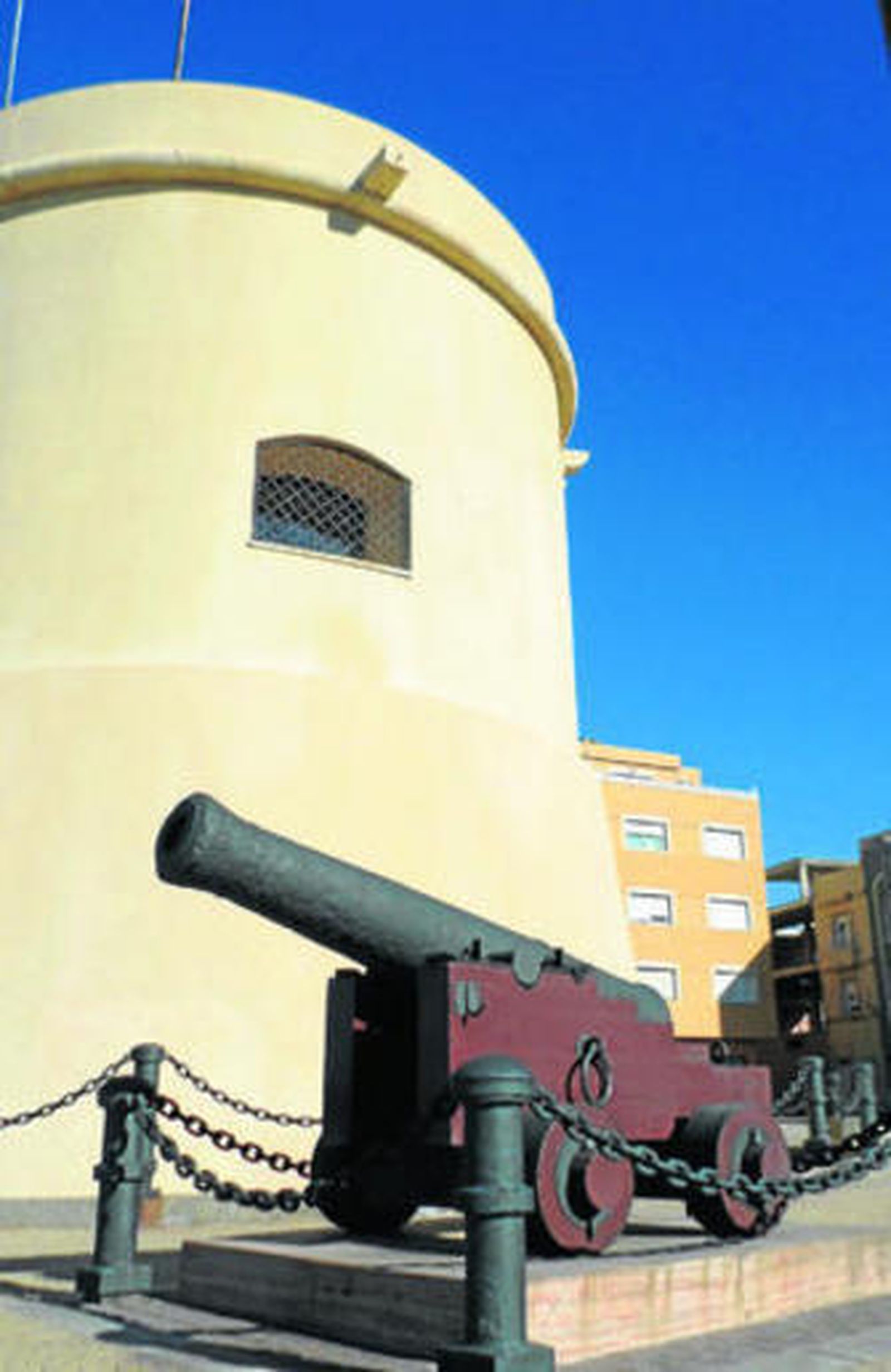 Uno de los cañones, ya restaurado, junto a la torre del paseo marítimo de Balerma.