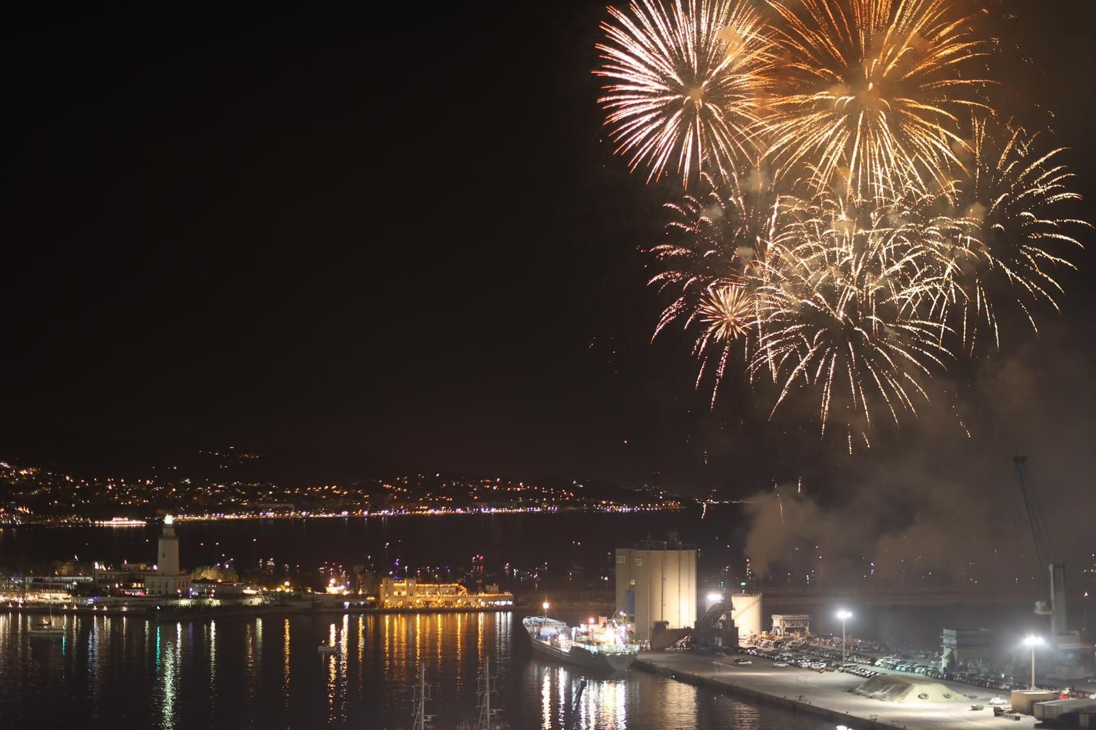 Málaga inaugura su Feria de agosto con el espectáculo de fuegos artificiales
