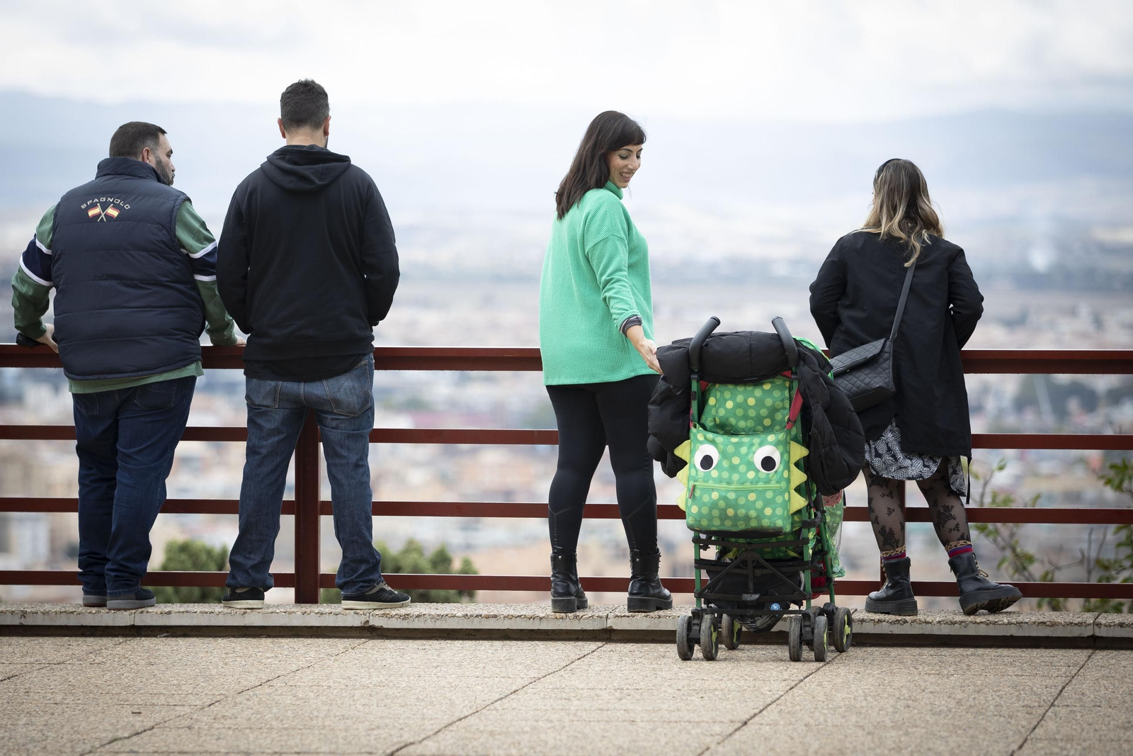 Varias personas observan la ciudad desde un mirador en una imagne de archivo.