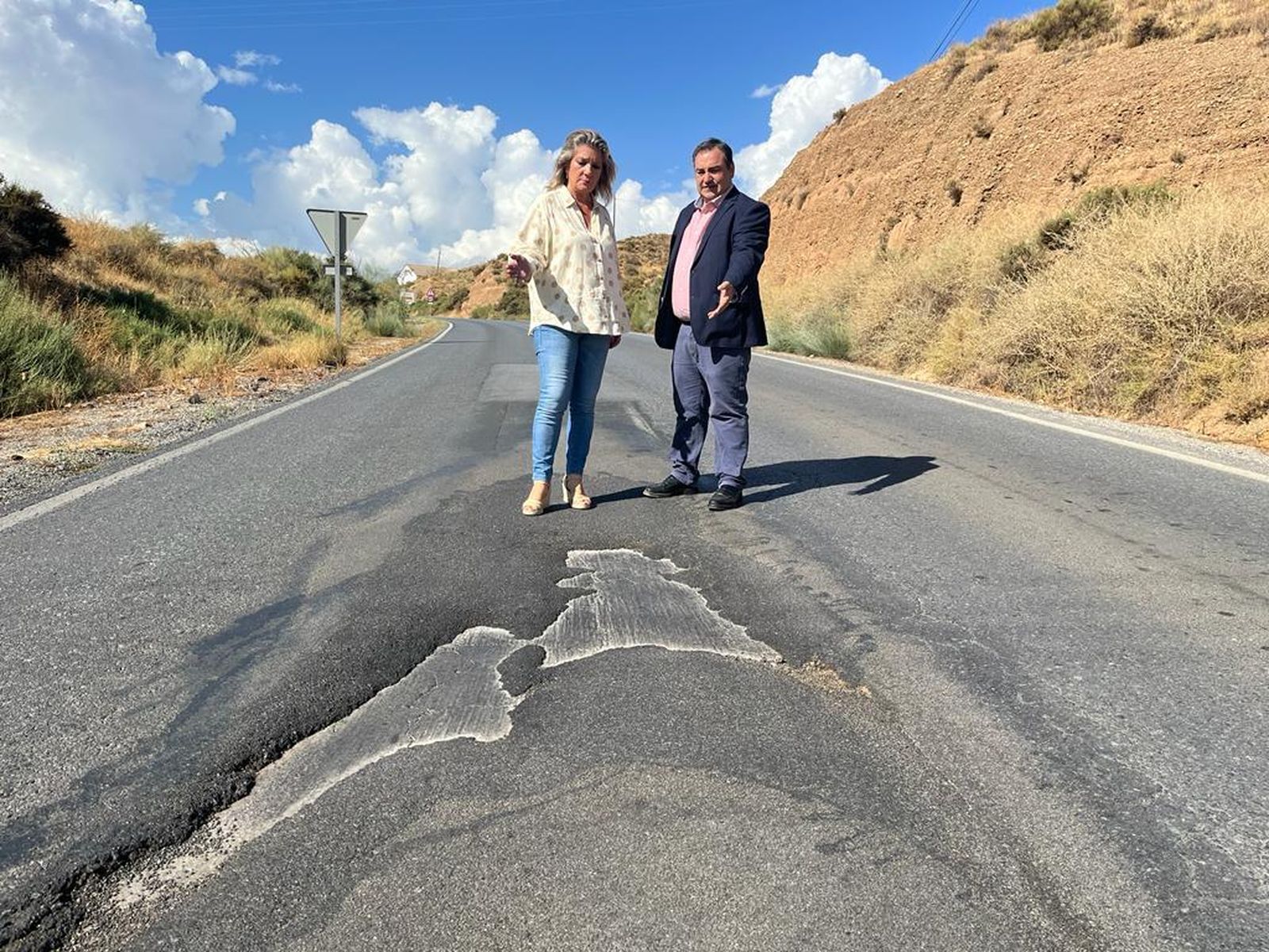 El PP exige a Diputación de Granada que intervenga con urgencia en la GR-5104 por la existencia de un socavón