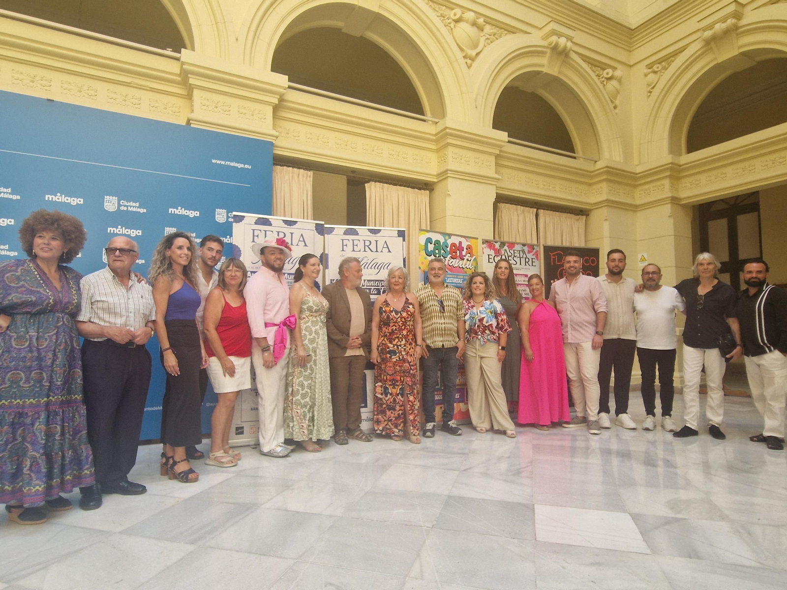 Teresa Porras y algunos artistas en la presentación de la programación musical de la Feria de Málaga 2025.
