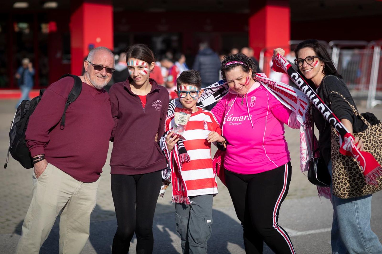 Encuéntrate en la grada del Estadio Nuevo Los Cármenes durante el Granada CF-Málaga CF