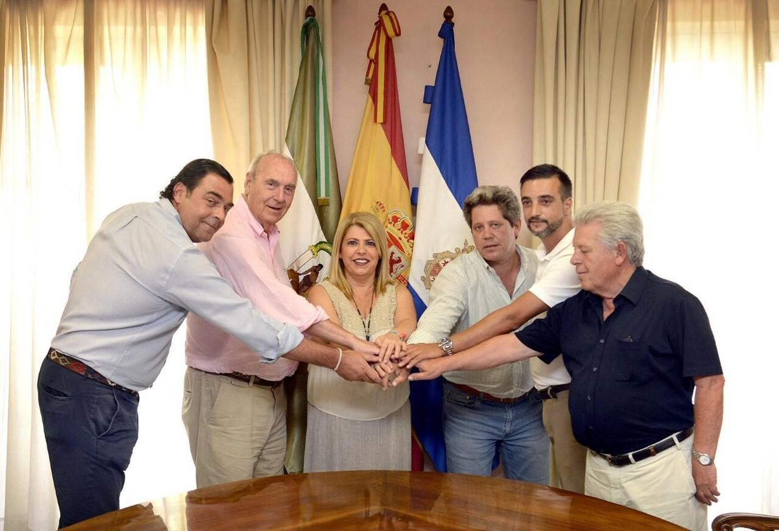 La alcaldesa y el delegado José Antonio Díaz, tras la firma del convenio.