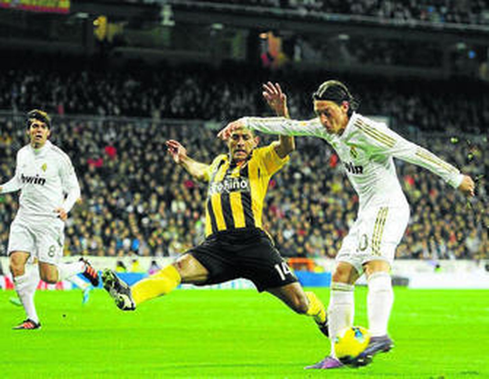 Özil se dispone a disparar para marcar el tercer gol.