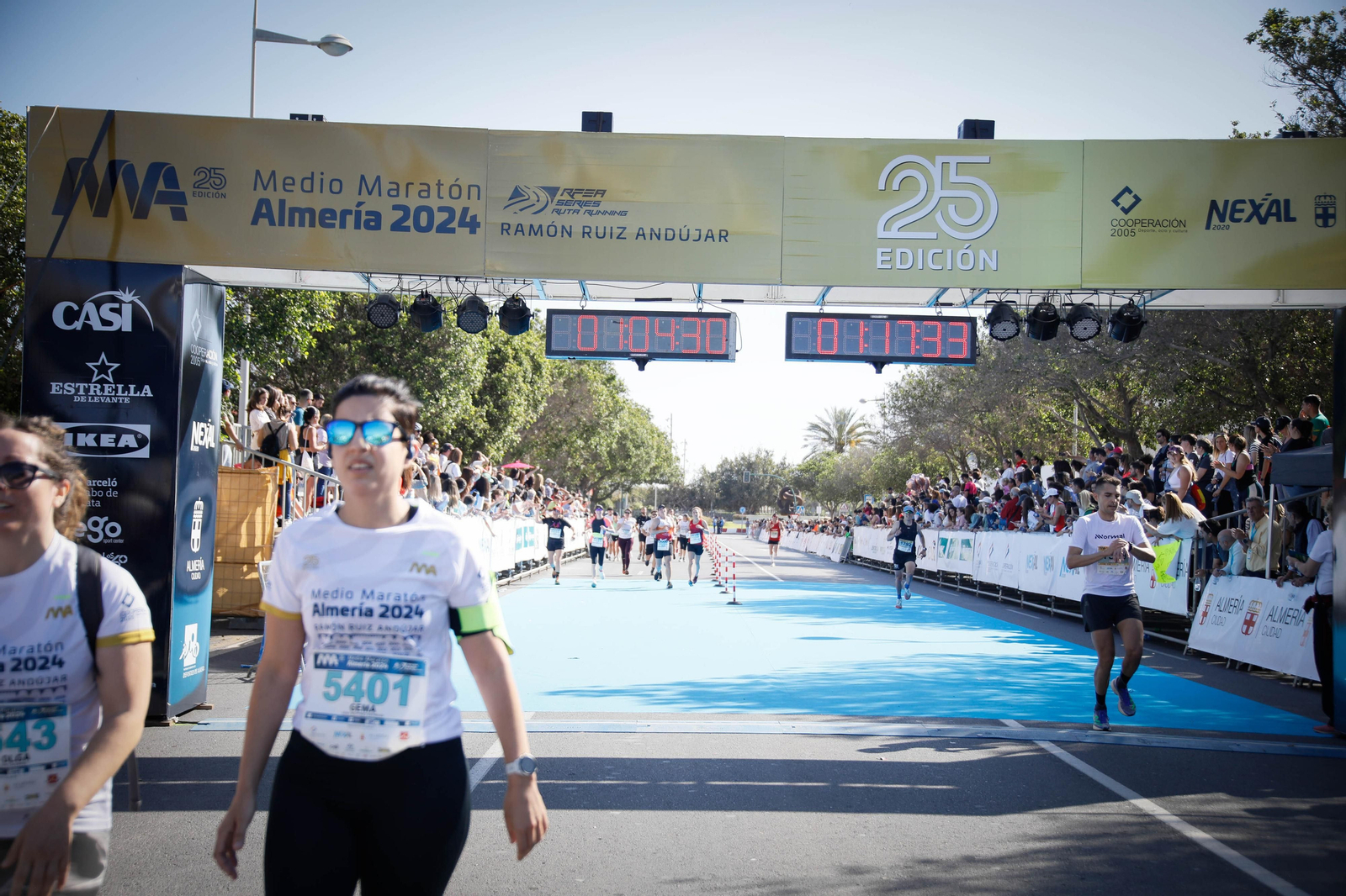 Imágenes de la llegada de la Media maratón Ciudad de Almería