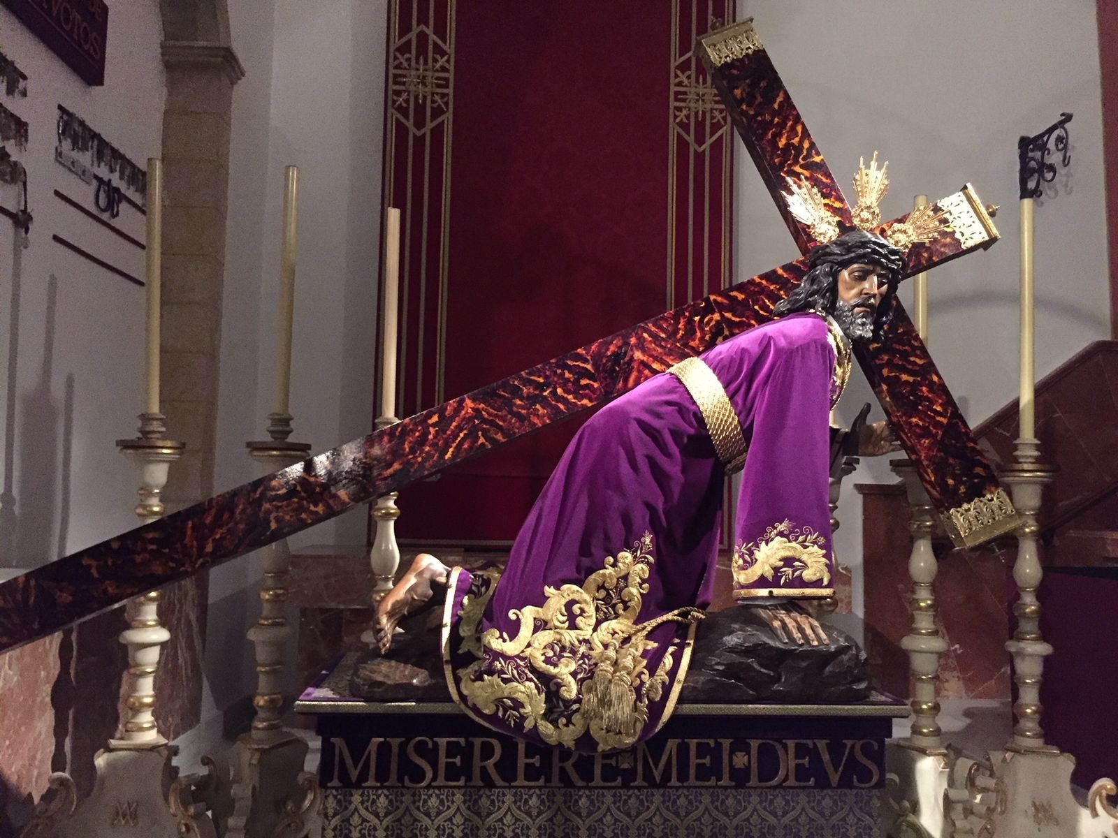 El Señor Caído bajo el peso de una preciosa cruz alegórica