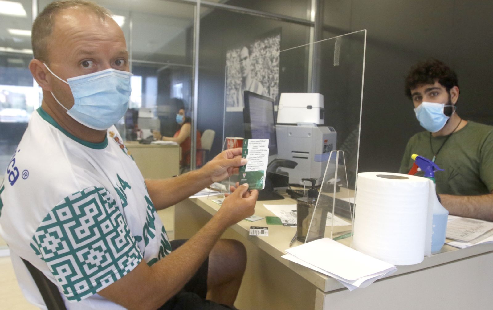 Un seguidor cordobesista muestra varios abonos para la 21-22.