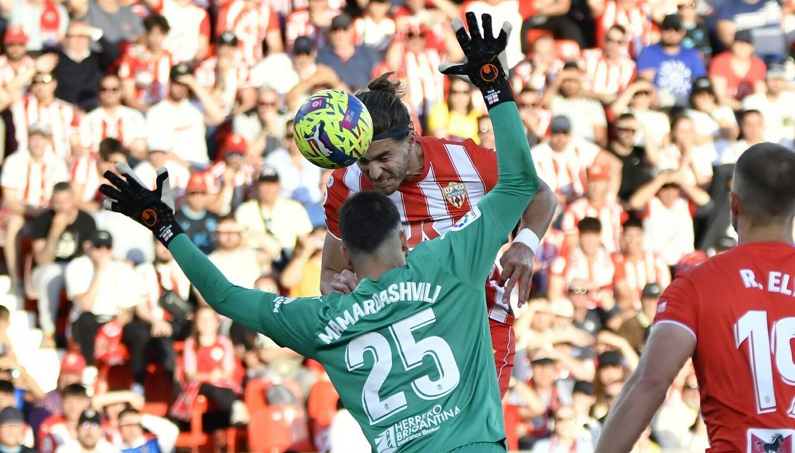 Babic cabecea ante Mamardashvili el 1-0 contra el Valencia