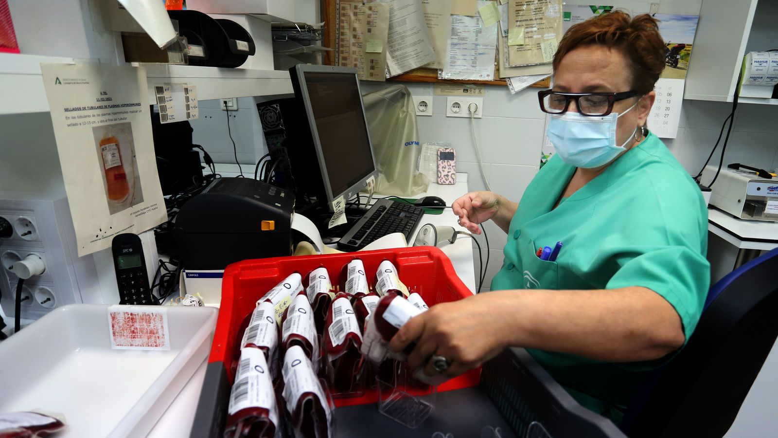 Reservas de sangre en el Centro de Transfusión de Huelva.