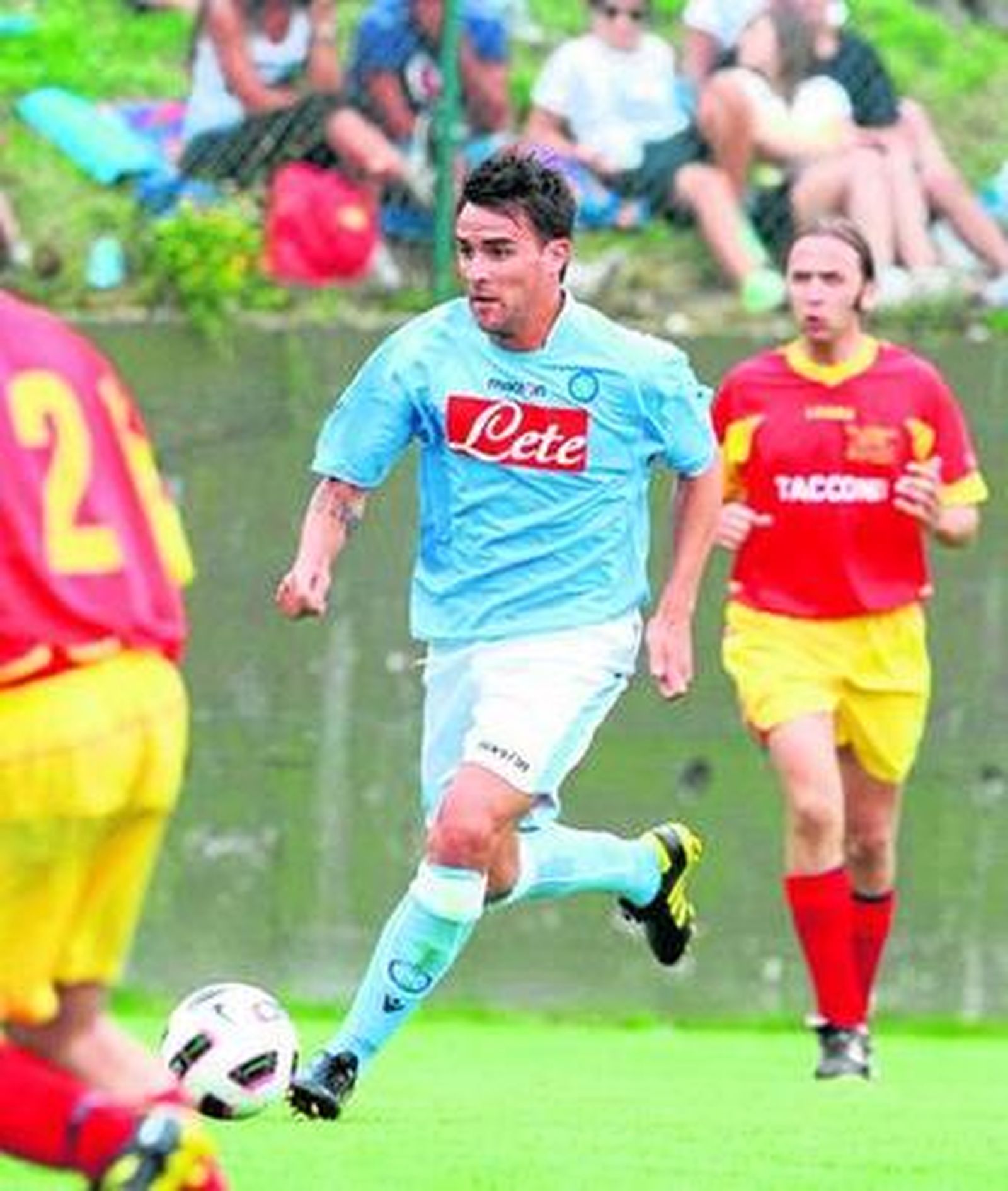 Cigarini conduce el balón con la izquierda durante el último amistoso del Nápoles, en Austria.