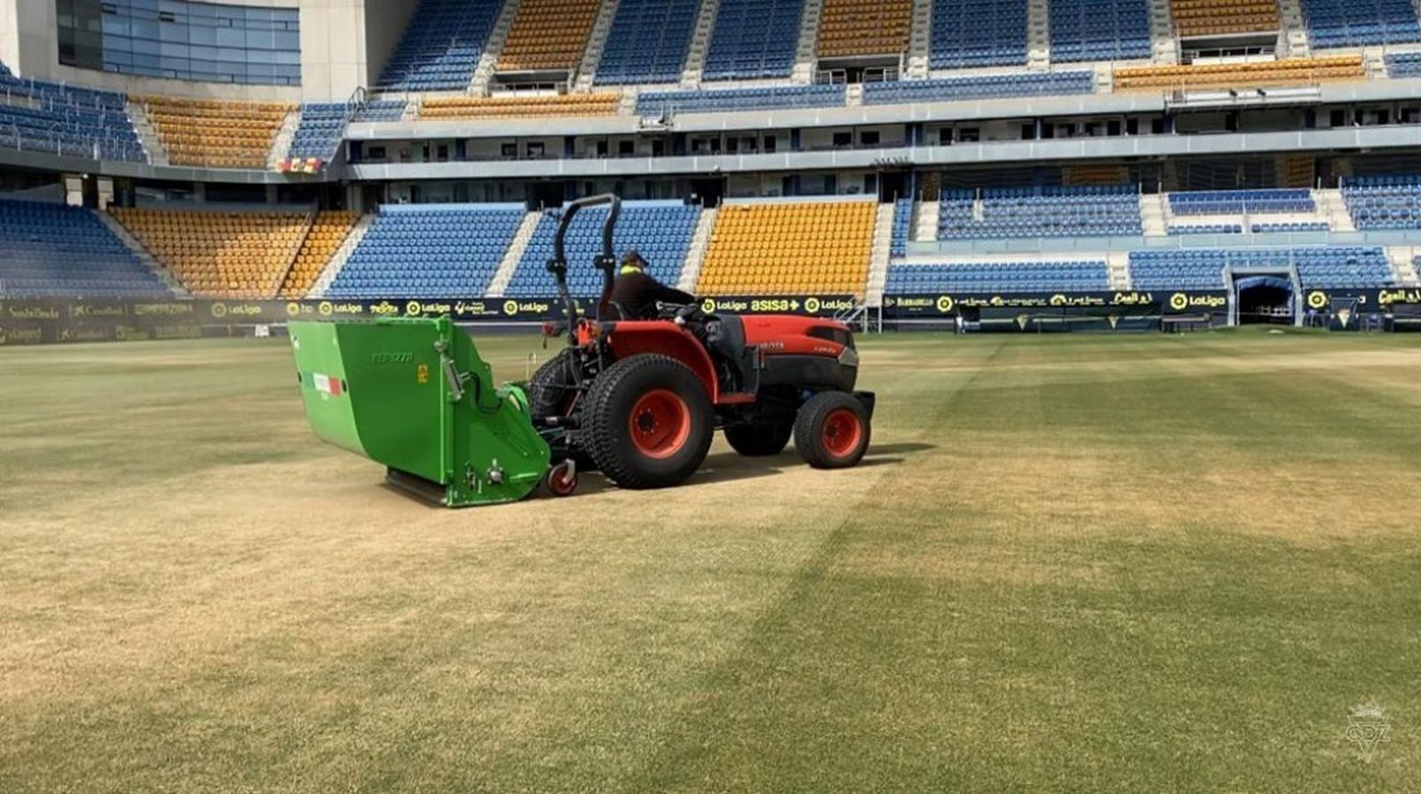 Trabajos en el césped del estadio Carranza.