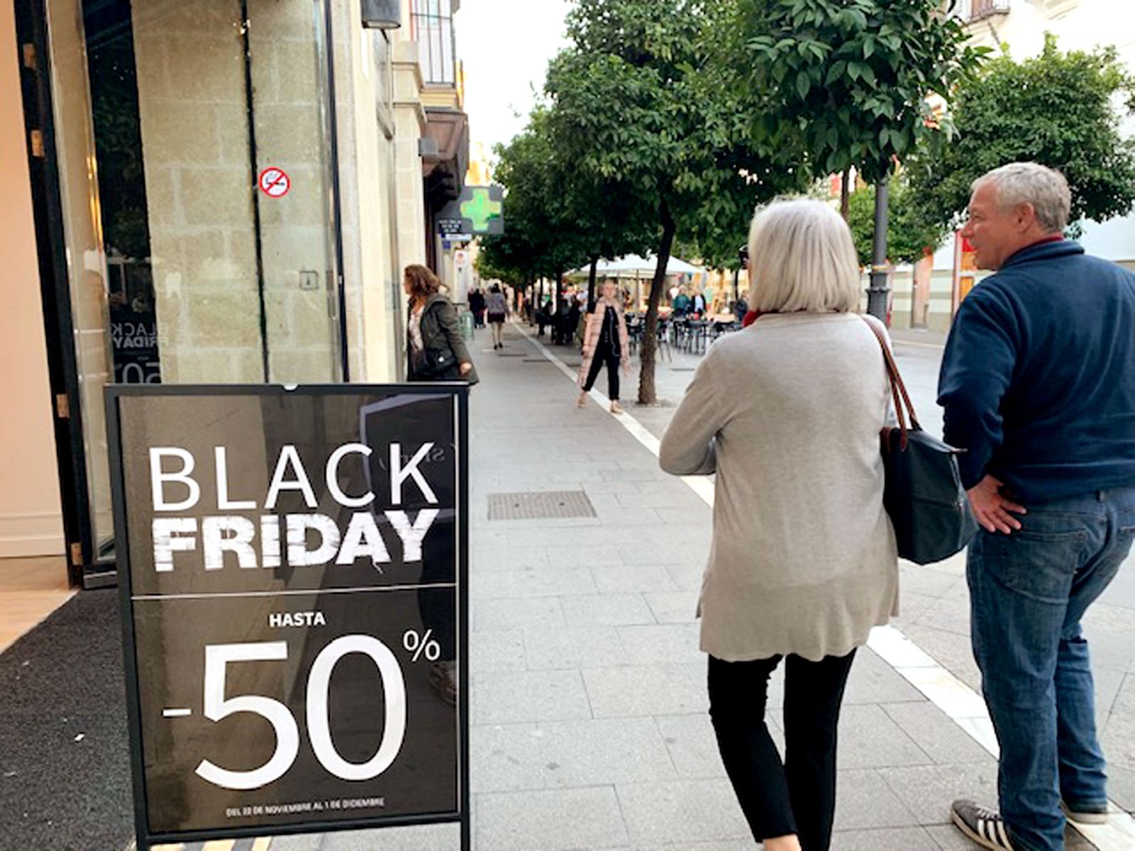 Ofertas por el Black Friday en una gran firma de ropa de la calle Larga.