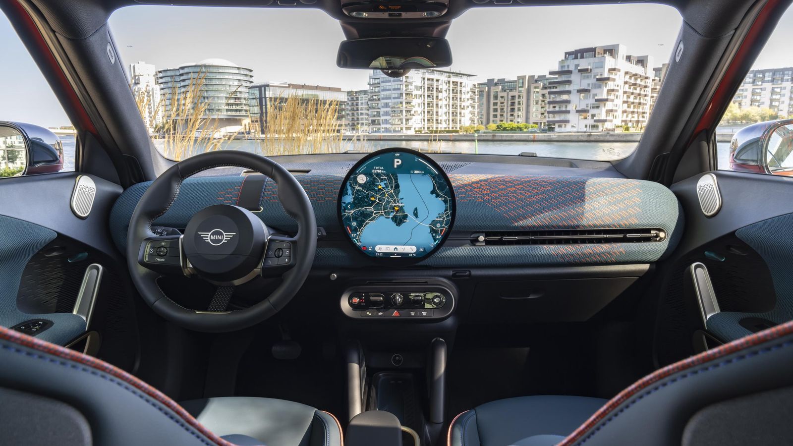 El Favoured es el nivel de acabado, por dotación y refinamiento más alto; tras él se sitúa el John Cooper Works, con acento en la deportividad.