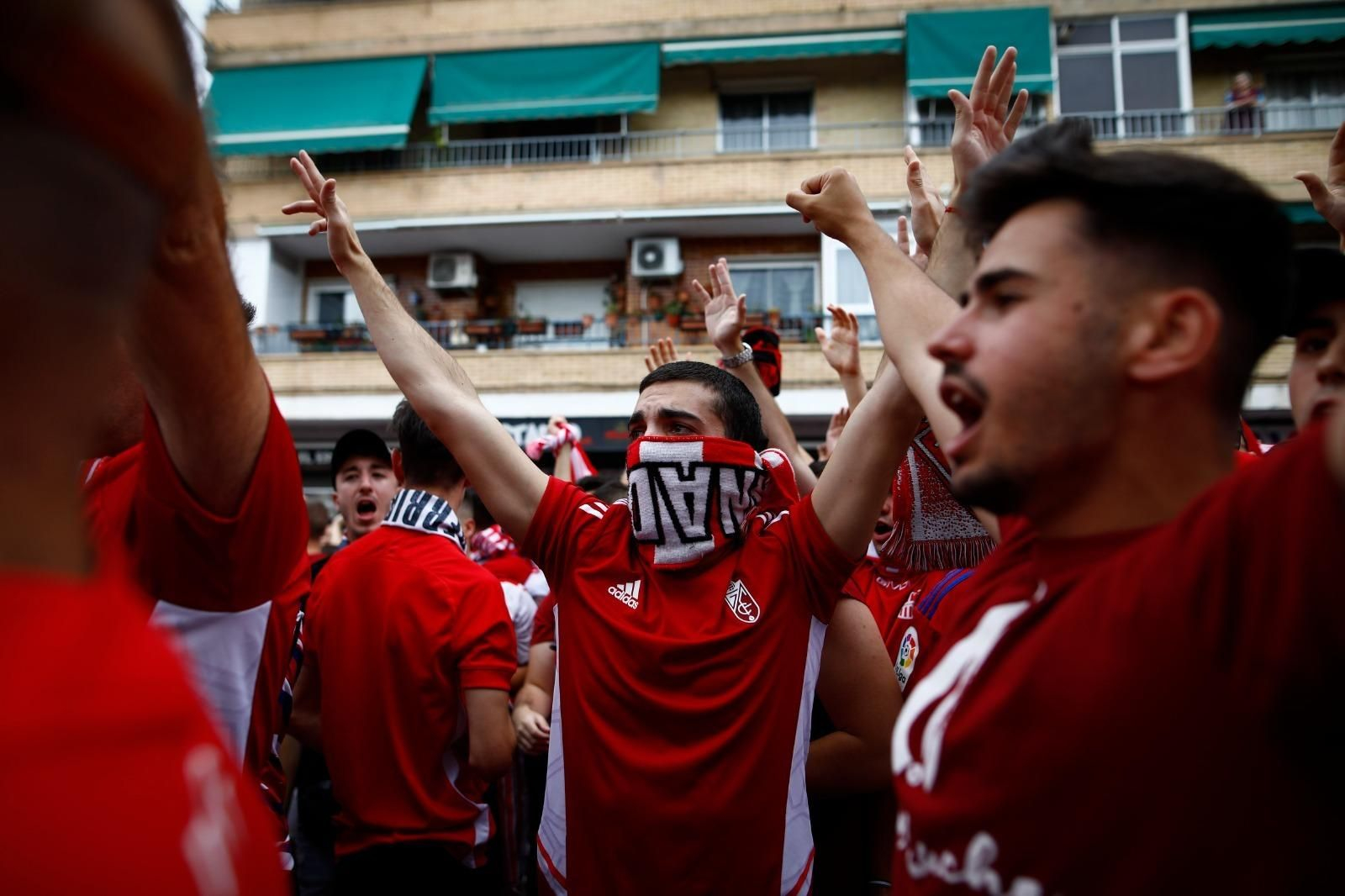 En imágenes: Así ha sido el recibimiento al autobús del Granada