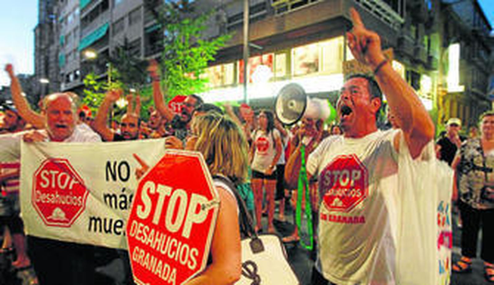 El grupo Stop Desahucios convocó ayer una manifestación en señal de repulsa por la muerte de Gustavo.