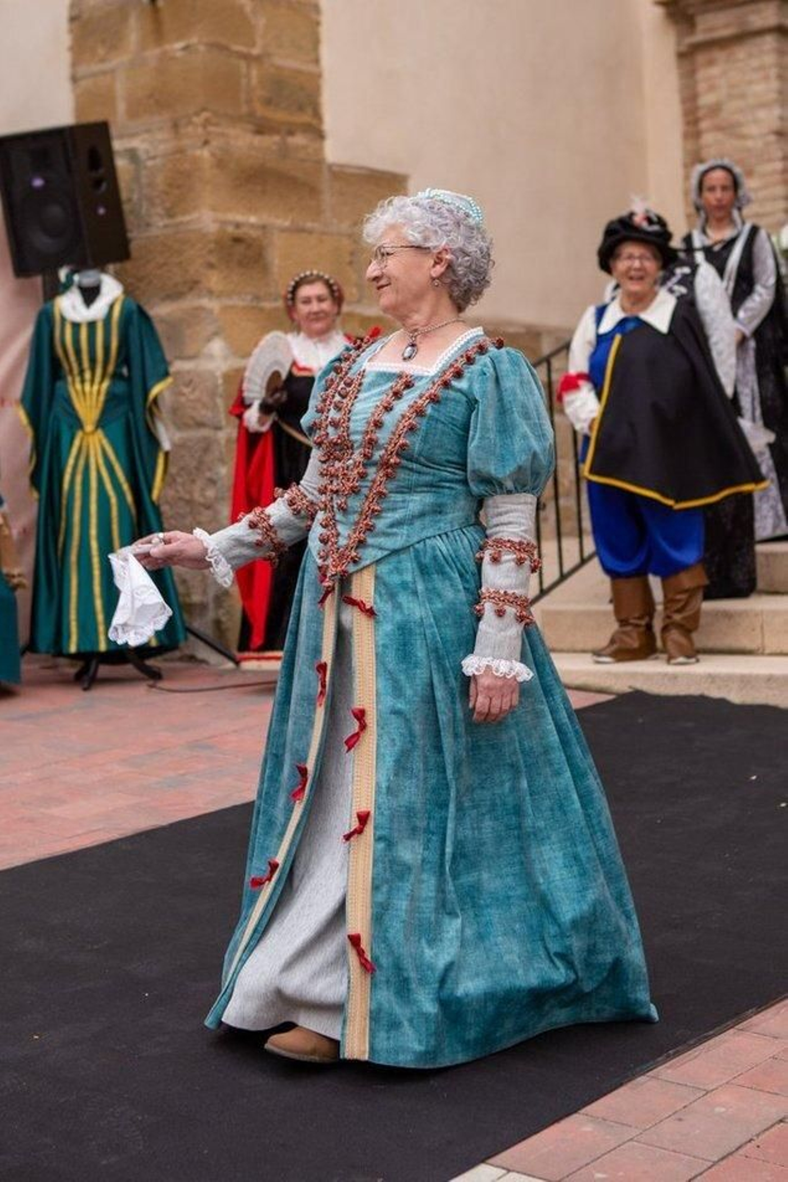 Desfile de los trajes renacentistas confeccionados por mujeres de Cazalilla.