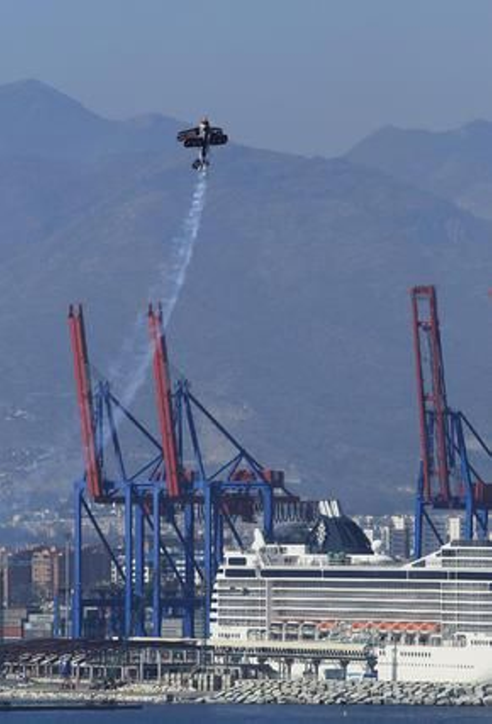 El II Festival Aéreo Internacional de Málaga, donde han participado 35 aeronaves y 90 pilotos, ha contado con la presencia de más de 250.000 personas.

Foto: Sergio Camacho