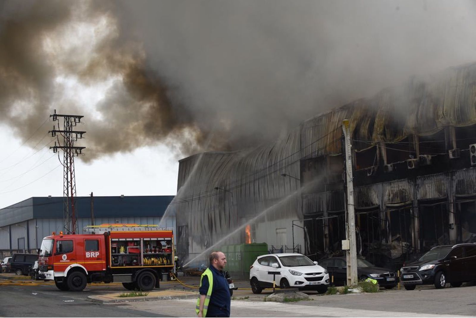 Los bomberos durante el momento de extinción del fuego.