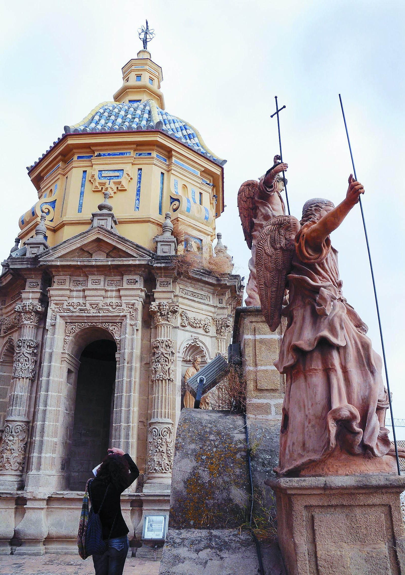 Una de las torres de San Luis de los Franceses.