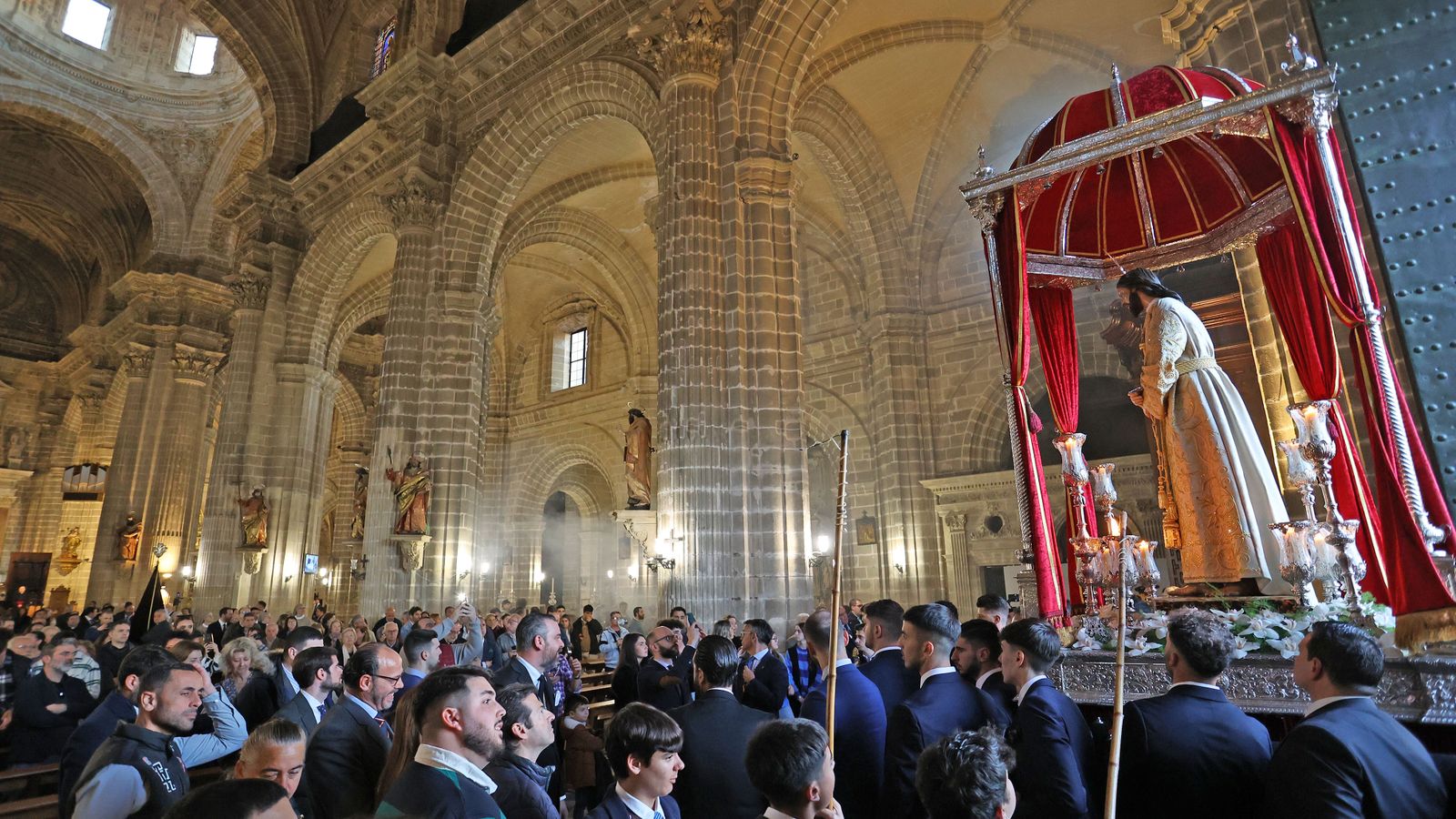 Vía Crucis de las hermandades con Nuestro Padre Jesús del Consuelo en la Catedral