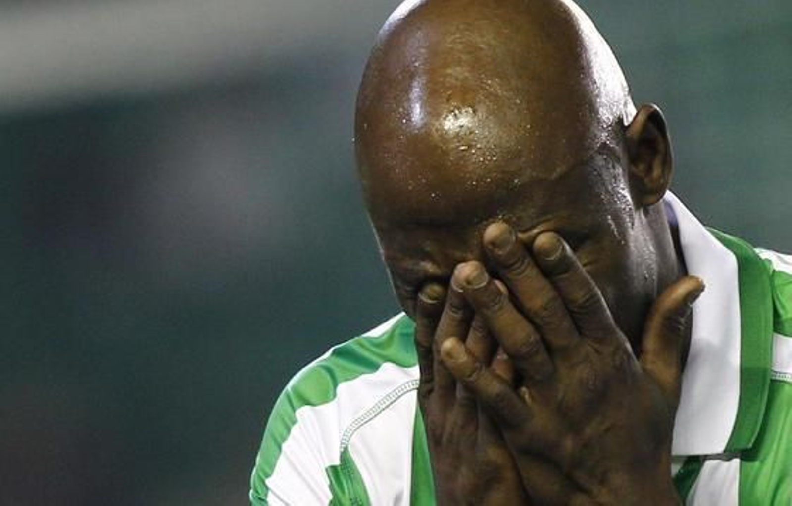 El Betis pierde en casa, con el Elche (1-4), su cuarto partido seguido. / Antonio Pizarro