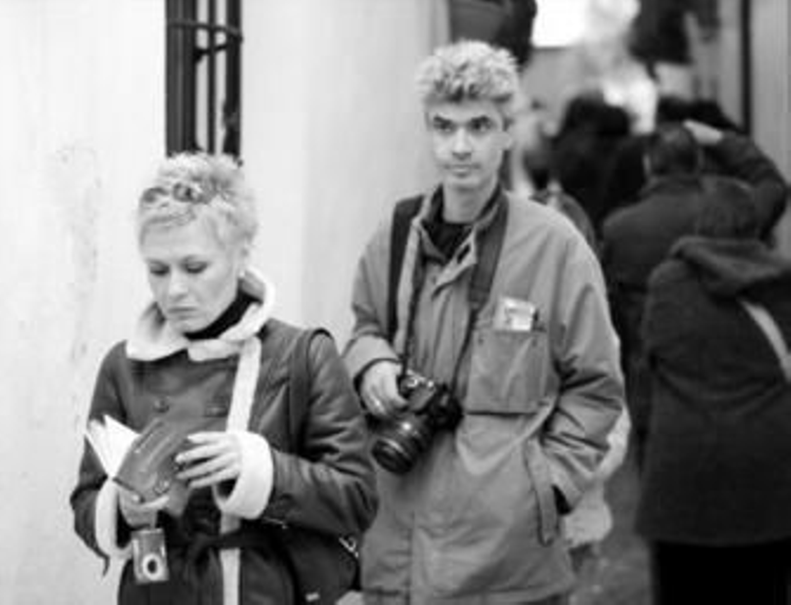 Una turista recorre la Judería con una guía de Córdoba en las manos.