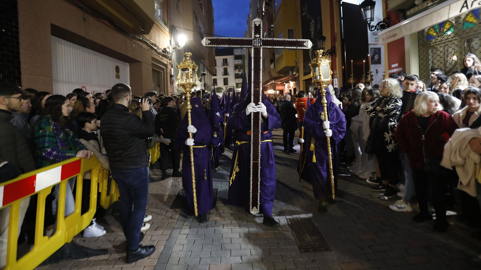 Fotos del Jueves Santo en La Línea: Perdón y la Salud, Gran Poder y Angustias