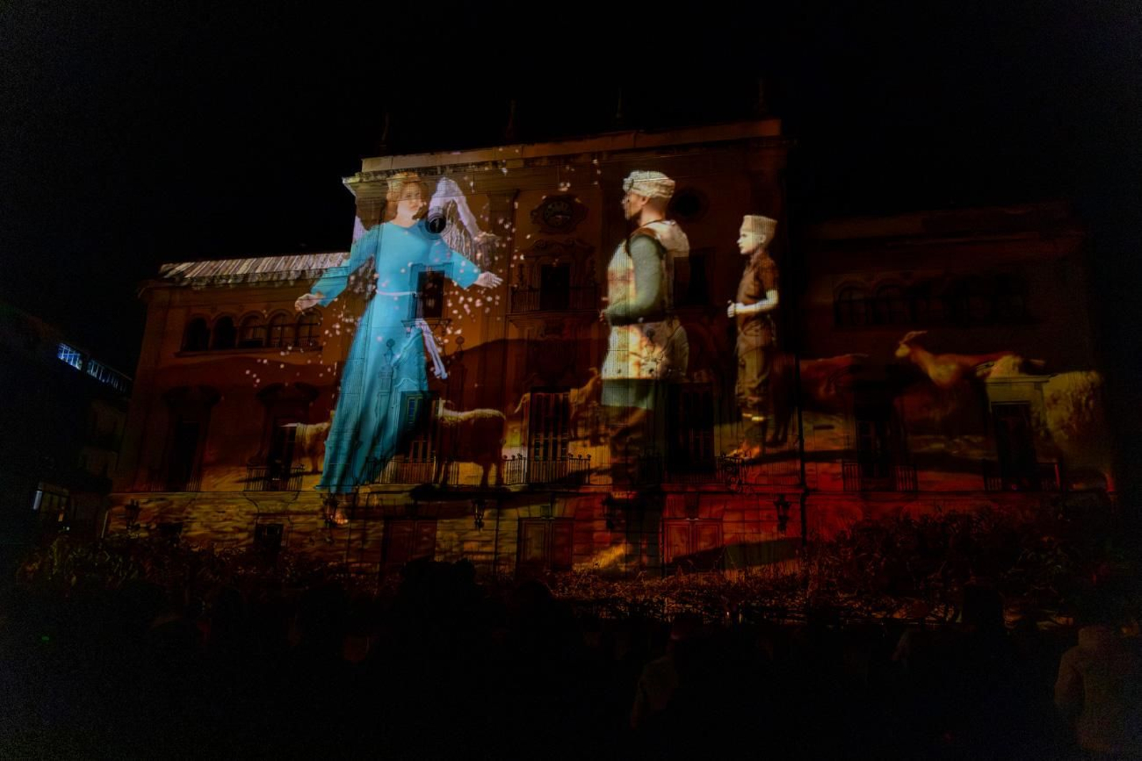 Los jiennenses disfrutan del centro de la ciudad, rodeados de un ambiente navideño