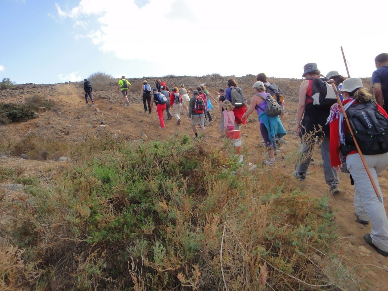 Un grupo de personas recorre uno de los senderos peatonales de la localidad.