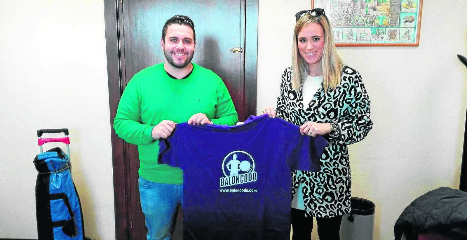 Norberto Domínguez y Patricia Alba sosteniendo la camisera de Baloncodo.