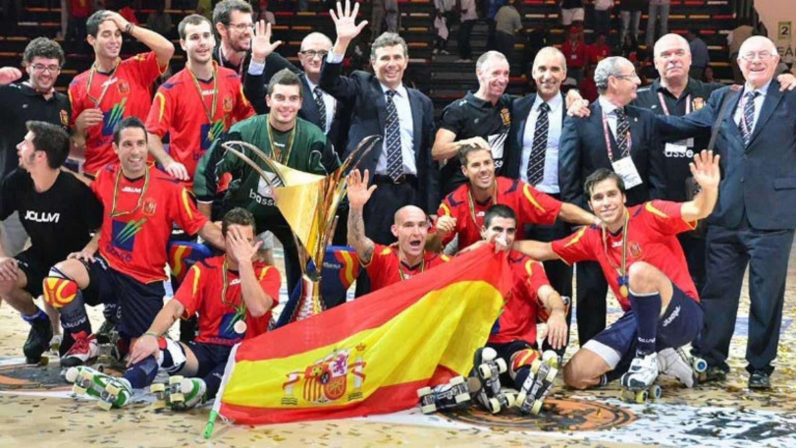 La selección española de hockey patines, celebrando uno de sus 50 títulos.