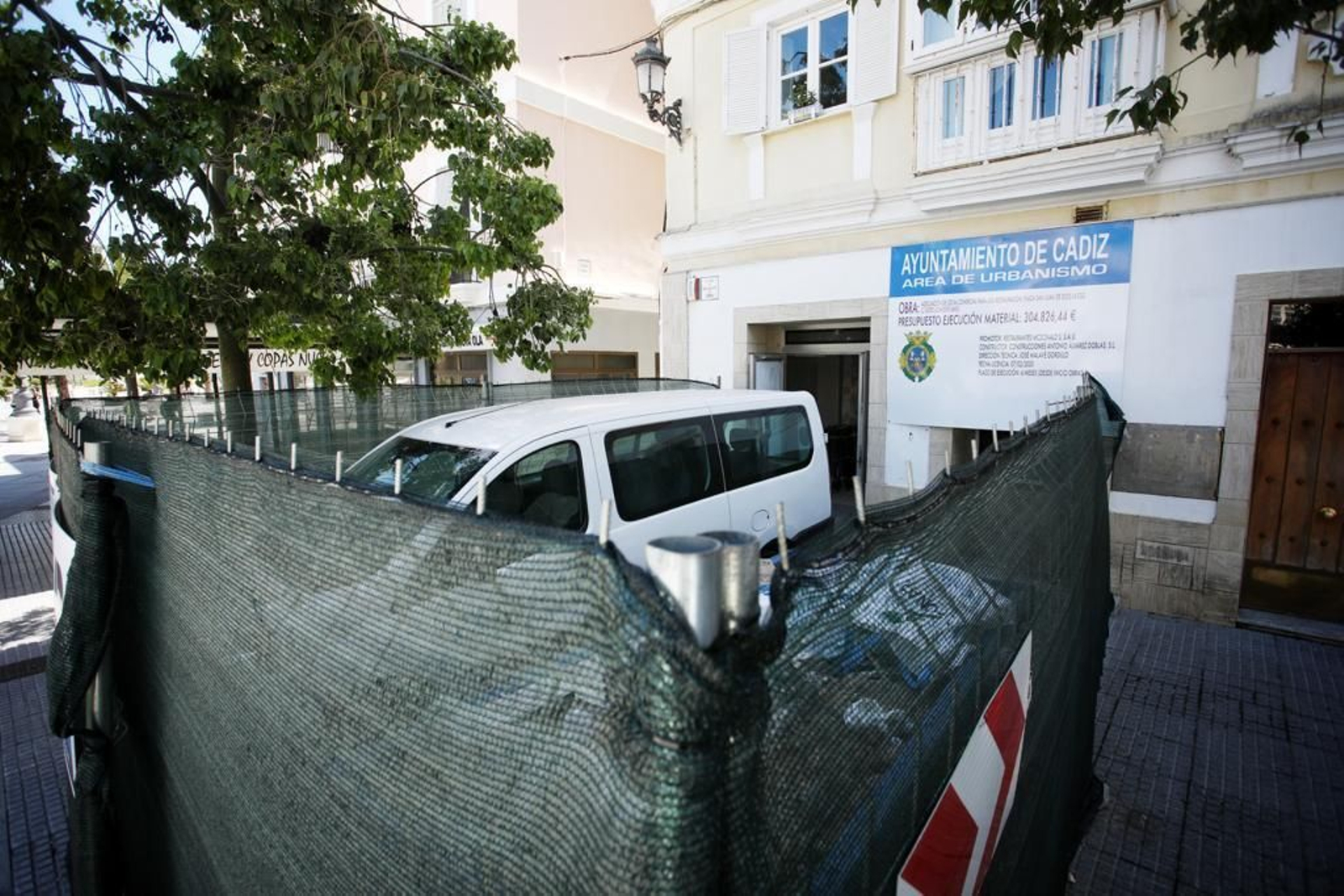 El local de la plaza de San Juan de Dios, tapado.