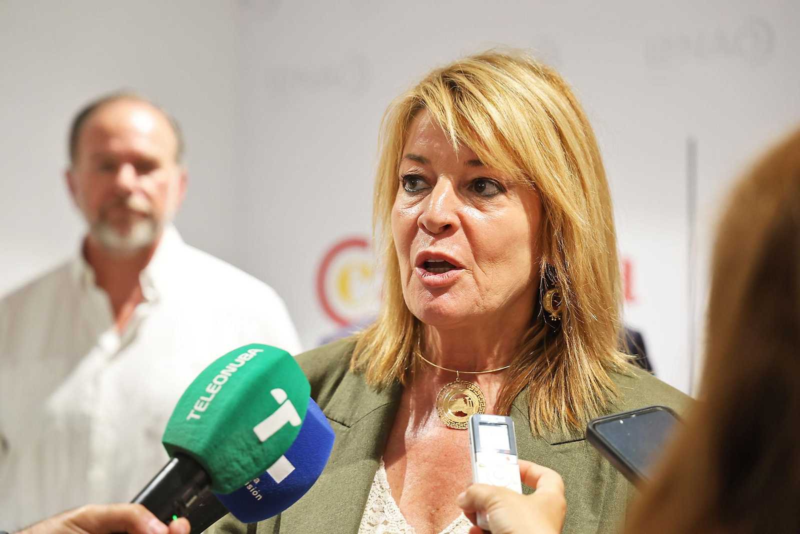 Imágenes de los encuentros del Club Cámara con Jesús Aguirre, presidente del Parlamento andaluz como protagonista