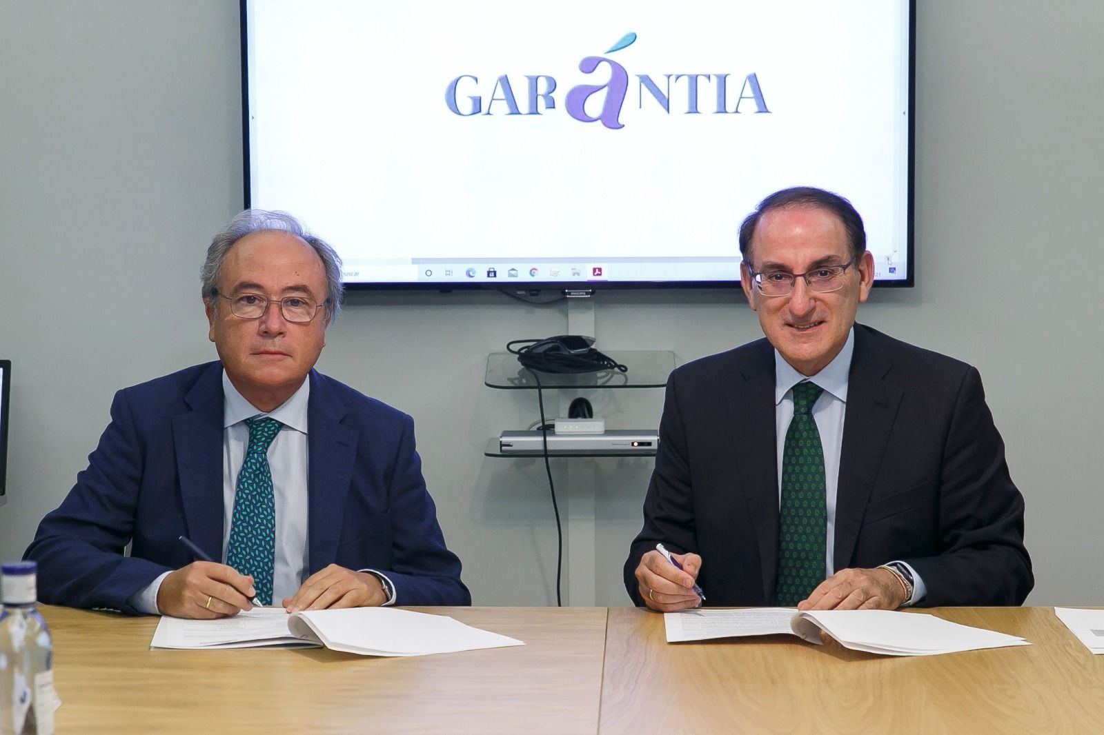 Un momento durante la firma del convenio.