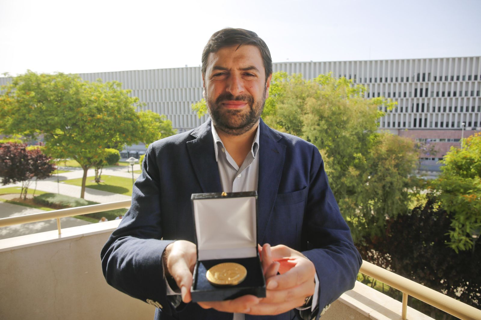 El premiado con la Medalla de Oro del Foro Europa.