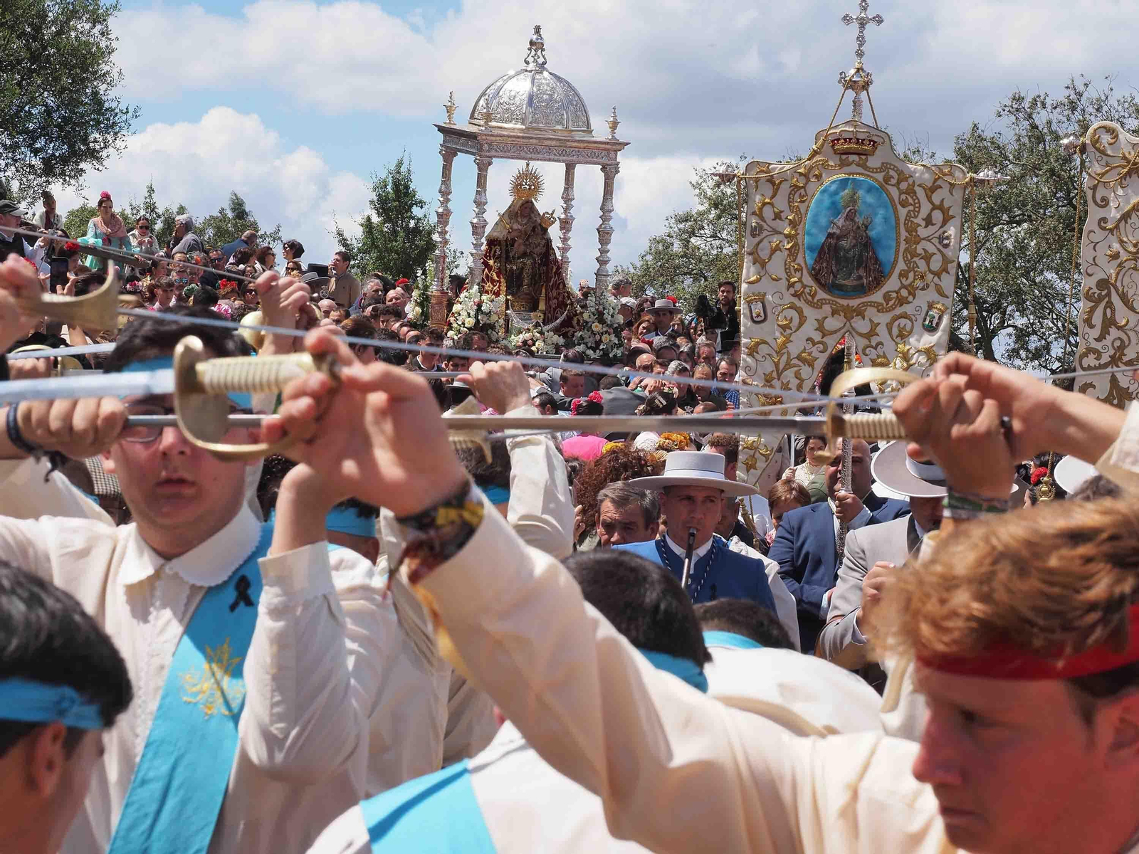 No te pierdas las espectaculares fotografías de la Romería de la Peña, en Puebla de Guzmán