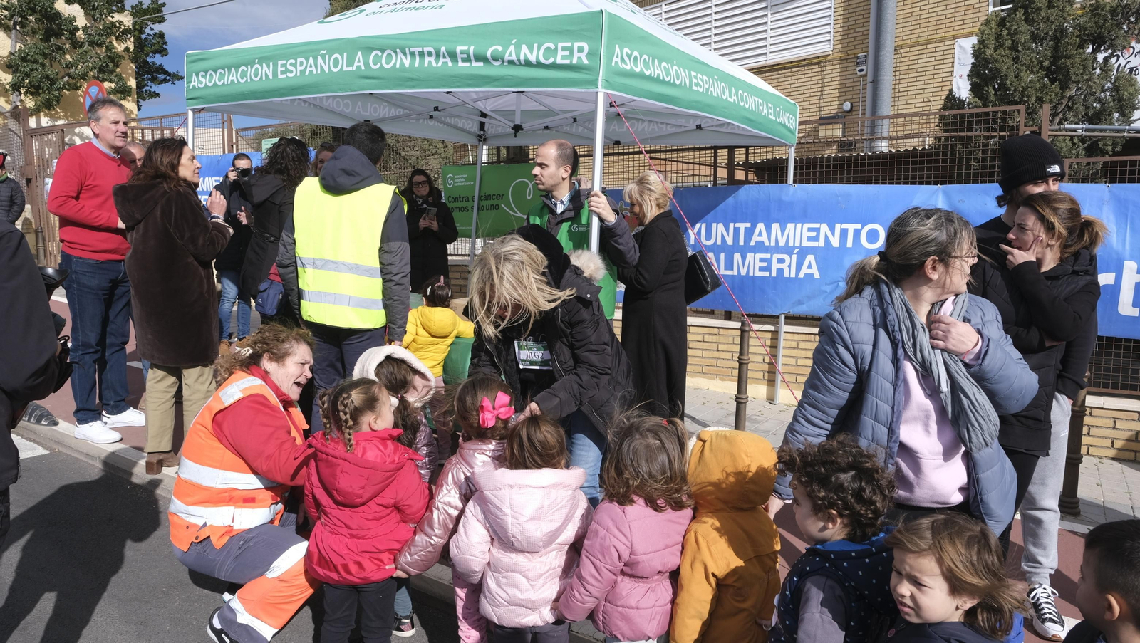 Imágenes de la carrera infantil contra el cáncer en el CEIP Francisco de Goya