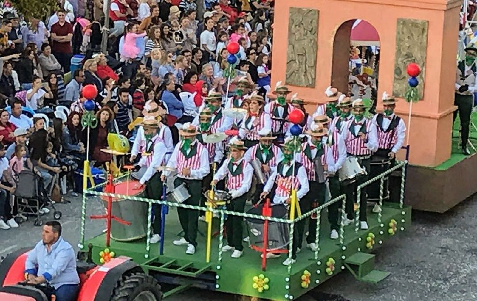 Numerosos vecinos y visitantes presenciaron, un año más, la cabalgata del Carnaval de Chipiona.