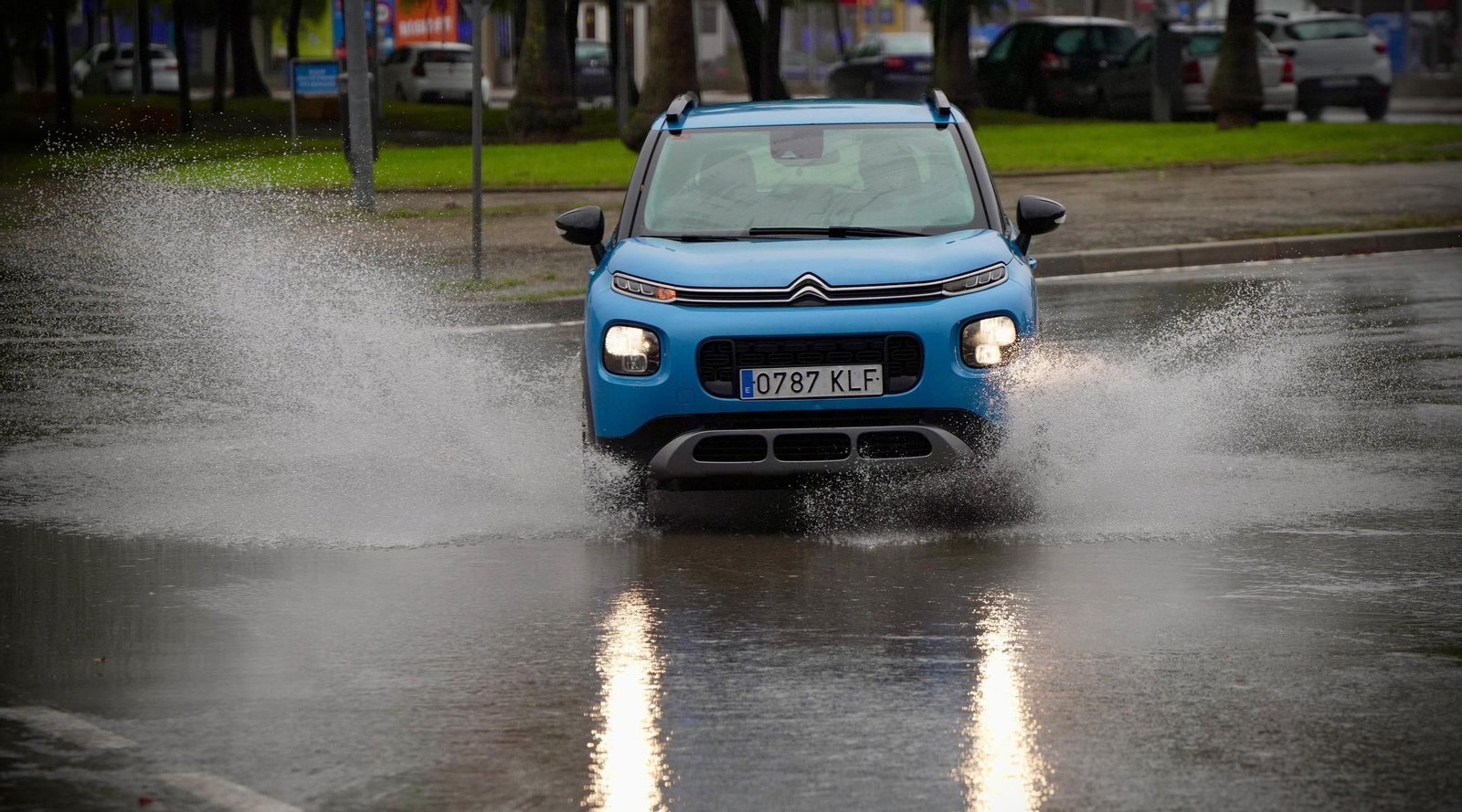Un coche circula entre charcos, este viernes en Jerez.
